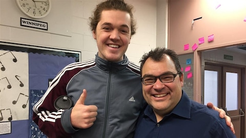 Théo Deezar en compagnie du directeur de l'École Précieux-Sang, Robert Daigneault Théo Deezar en compagnie du directeur de l'École Précieux-Sang, Robert Daigneault
