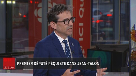 Un homme vêtu d'un complet bleu accorde une entrevue sur le plateau du Téléjournal Québec. 