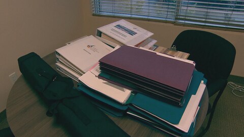 Une pile de dossiers sur un bureau Une pile de dossiers sur un bureau