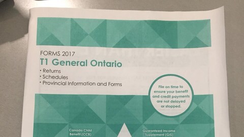 Une trousse de déclarations de revenu de l'Agence du revenu du Canada, en anglais. Une trousse de déclarations de revenu de l'Agence du revenu du Canada, en anglais.