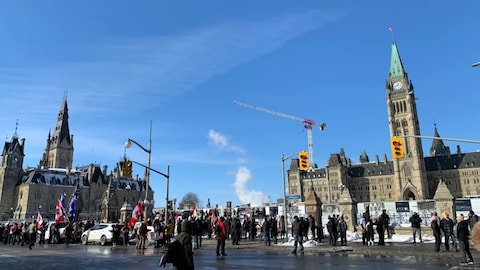 Des dizaines de personnes sur la rue Wellington, en face du parlement, à Ottawa