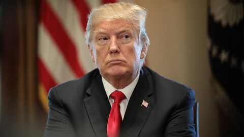 Donald Trump, les bras croisés.