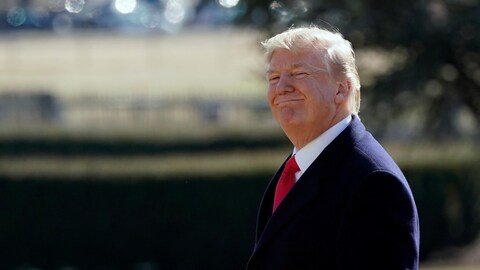 Donald Trump tout sourire à l'extérieur. Donald Trump tout sourire à l'extérieur.