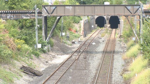 L'entrée d'un tunnel souterrain. 