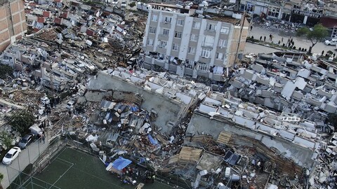 Vista aérea de una ciudad con edificios destruidos y gravemente dañados.