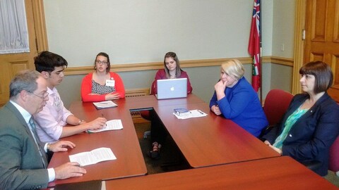 Des représentants d'associations francophones rencontrent les ministres Deb Matthews et Marie-France Lalonde. Des représentants d'associations francophones rencontrent les ministres Deb Matthews et Marie-France Lalonde.