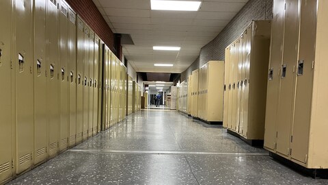 Un corridor vide de l'université.