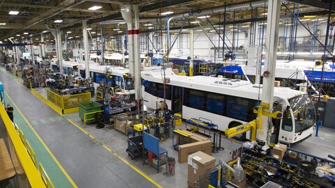 خط التجميع في مصنع ’’نوفا باص‘‘ للحافلات في مدينة سان أوستاش في مقاطعة كيبيك.