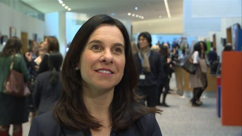 La mairesse de Montréal répond aux questions des journalistes à Paris. La mairesse de Montréal répond aux questions des journalistes à Paris.