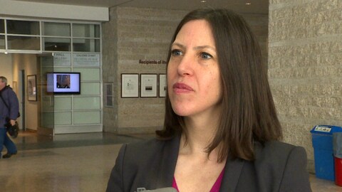 Vera Etches répond aux questions de journalistes à l'hôtel de ville d'Ottawa.