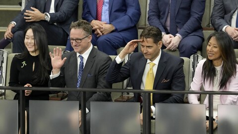 Michael Spavor et Michael Kovrig reçoivent une ovation à la Chambre des communes avant le discours du président américain Joe Biden au Parlement, à Ottawa. 