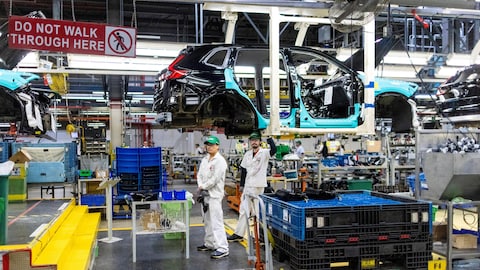 Fabricación de un auto en una cadena de montaje. 