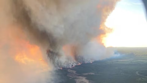 صورة من الجو أمس لحريق غابات بحيرة باركر الذي يقترب من مدينة فورت نيلسون في شمال شرق بريتيش كولومبيا.