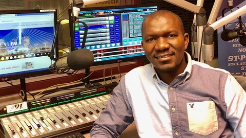Yaya Doumbia, directeur général d'Envol 91 Fm à Winnipeg. Yaya Doumbia, directeur général d'Envol 91 Fm à Winnipeg.