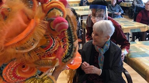 去年农历新年，中侨互助会特别组前往安老院的舞狮表演。