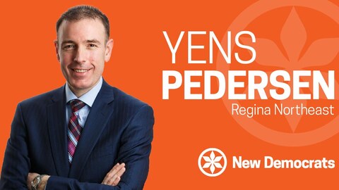 Yens Pedersen pose devant un fond orange. Il porte un costume bleu foncé et croise les bras. Il a les cheveux bruns. Yens Pedersen pose devant un fond orange. Il porte un costume bleu foncé et croise les bras. Il a les cheveux bruns.