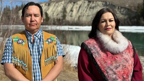 Portrait de Sean Smith et d'Amanda Leas sur le bord du fleuve Yukon, le 22 avril 2024. 
