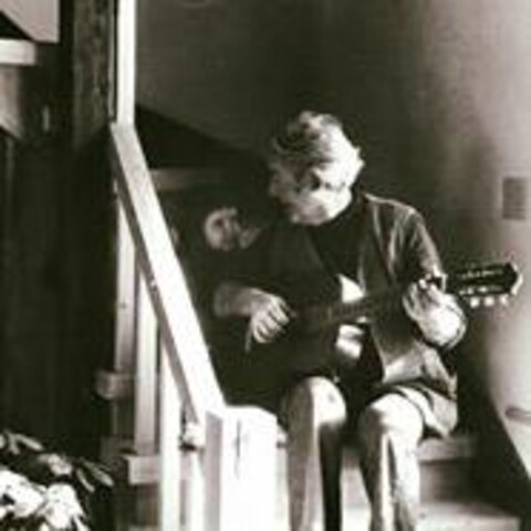 Félix Leclerc et sa fille Nathalie. Début des années 70. Félix joue de la guitare assis dans les escaliers. Nathalie assise à côté de lui, le regarde avec amour. Félix Leclerc et sa fille Nathalie. Début des années 70. Félix joue de la guitare assis dans les escaliers. Nathalie assise à côté de lui, le regarde avec amour.