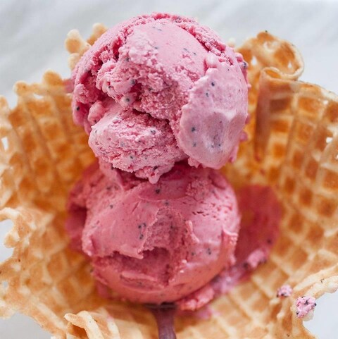 Deux boules de crème glacée rose dans un cornet. Deux boules de crème glacée rose dans un cornet.