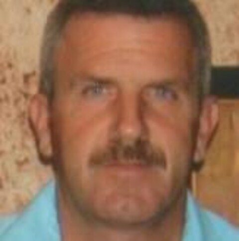 Photographie d'un homme aux cheveux courts et portant une moustache fine Photographie d'un homme aux cheveux courts et portant une moustache fine