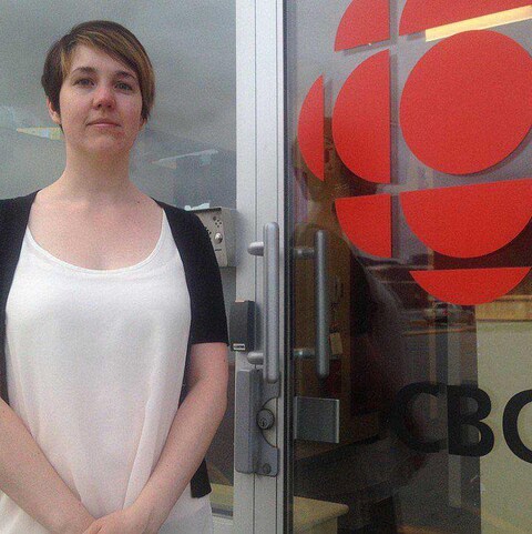 Janice Kennedy devant les locaux de Radio-Canada. Janice Kennedy devant les locaux de Radio-Canada.