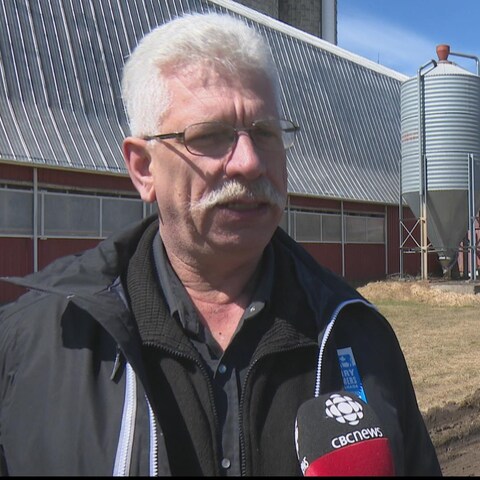 Reint Dykstra, producteur laitier à Salisbury, au Nouveau-Brunswick, devant sa ferme.