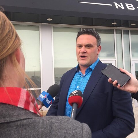 Mark Barbour, porte-parole de Cannabis NB, s'adresse à des journalistes. Mark Barbour, porte-parole de Cannabis NB, s'adresse à des journalistes.