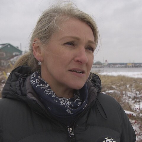 Natasha Bell répond aux questions du journaliste. Natasha Bell répond aux questions du journaliste.