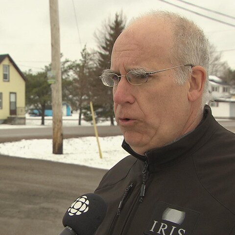 Pierre Gagnon répond aux questions de journaliste. Pierre Gagnon répond aux questions de journaliste.