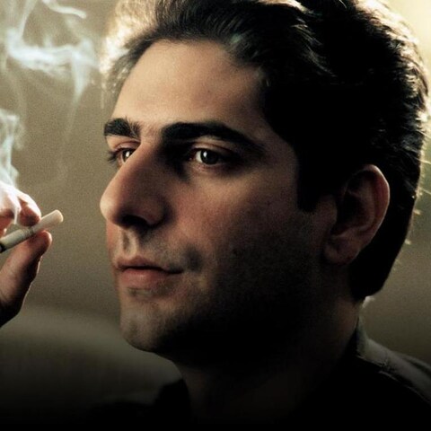 On voit un homme fumer une cigarette. On voit un homme fumer une cigarette.