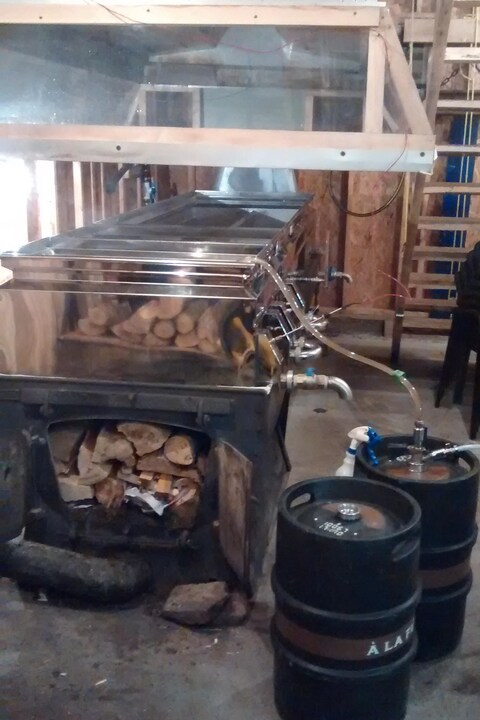 Un évaporateur pour sirop d'érable a été utilisé pour réaliser des tests de bière à fermentation spontanée. Un évaporateur pour sirop d'érable a été utilisé pour réaliser des tests de bière à fermentation spontanée.