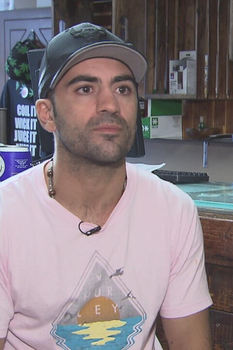Albert Krespine, propriétaire de Smokes & Vapors Inc. et responsable en soin pour l'Association des consommateurs de cannabis médicinal du Québec (ACCMQ) Albert Krespine, propriétaire de Smokes & Vapors Inc. et responsable en soin pour l'Association des consommateurs de cannabis médicinal du Québec (ACCMQ)