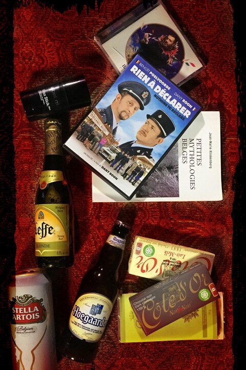 Différents objets que Christian Reyns glisse dans sa valise Différents objets que Christian Reyns glisse dans sa valise