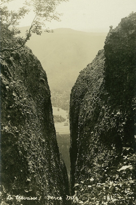 La crevasse à Percé, dite la Craque-à-Madame-Chauvin La crevasse à Percé, dite la Craque-à-Madame-Chauvin