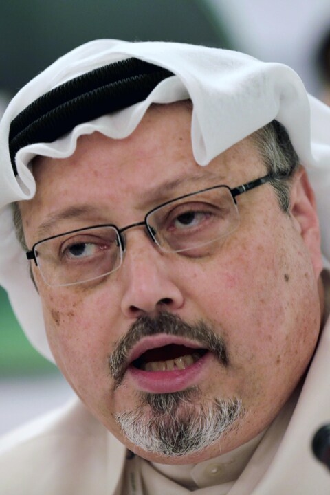 Plan rapproché de Jamal Khashoggi qui parle lors d'une conférence de presse à Manama, à Bahreïn, le 1er février 2015.