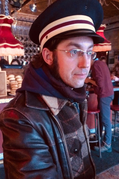 Maxime Catellier avec une casquette de capitaine dans un bar Maxime Catellier avec une casquette de capitaine dans un bar