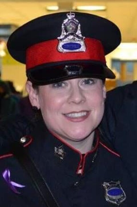Kelley McIntyre en uniforme et souriante Kelley McIntyre en uniforme et souriante