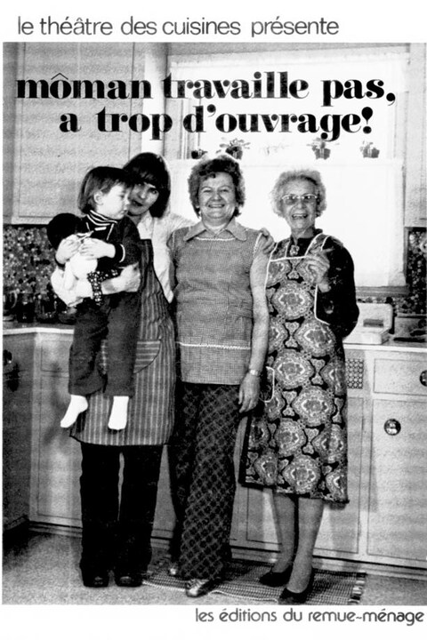 Trois femmes et un enfant posent pour la photo en noir et blanc Trois femmes et un enfant posent pour la photo en noir et blanc