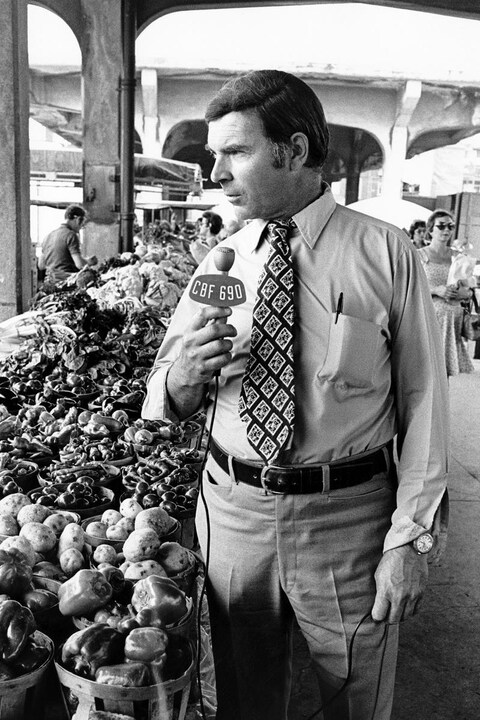 En reportage au marché Jean-Talon à Montréal, Charles Dussault, micro à la main. En reportage au marché Jean-Talon à Montréal, Charles Dussault, micro à la main.