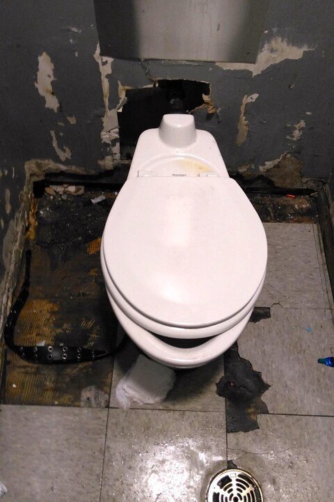 Photo d'une toilette, le plancher sale. Photo d'une toilette, le plancher sale.