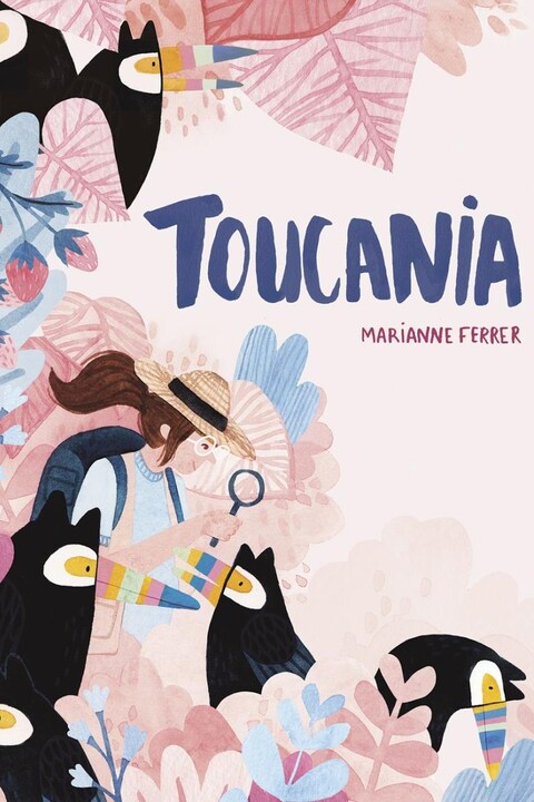On voit une jeune femme avec un chapeau et une loupe au milieu de plantes. On voit une jeune femme avec un chapeau et une loupe au milieu de plantes.