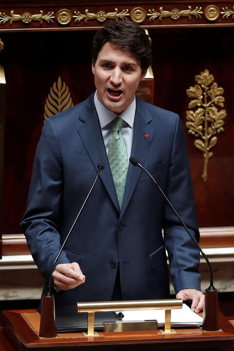 Le premier ministre Trudeau devant un lutrin. Le premier ministre Trudeau devant un lutrin.