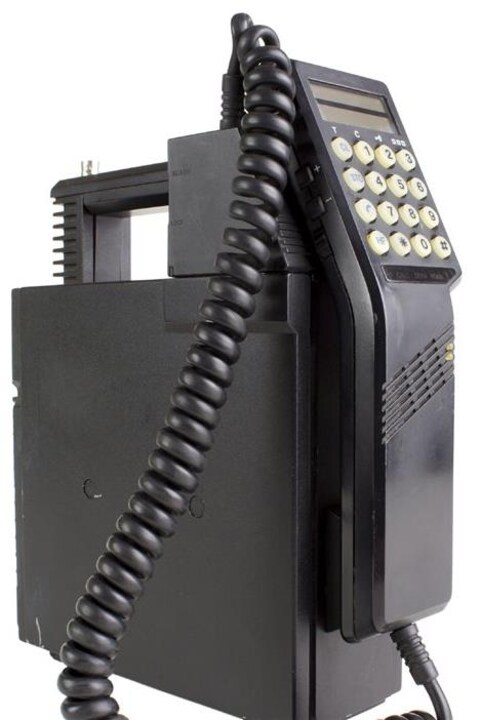 Un vieux téléphone cellulaire Un vieux téléphone cellulaire