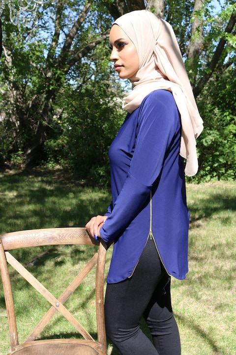 Un mannequin v&Atilde;&ordf;tu d'une tunique bleue, d'un pantalon noir et d'un voile clair.