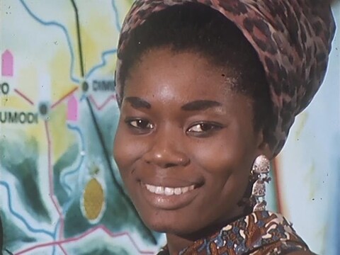 Hôtesse du pavillon de la Côte d'Ivoire souriant à la caméra Hôtesse du pavillon de la Côte d'Ivoire souriant à la caméra