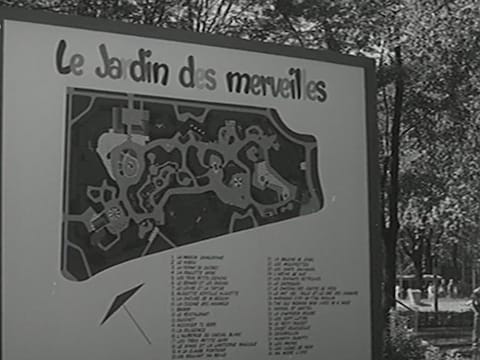 Grand panneau dans le parc La Fontaine avec le plan illustré du Jardin des Merveilles Grand panneau dans le parc La Fontaine avec le plan illustré du Jardin des Merveilles