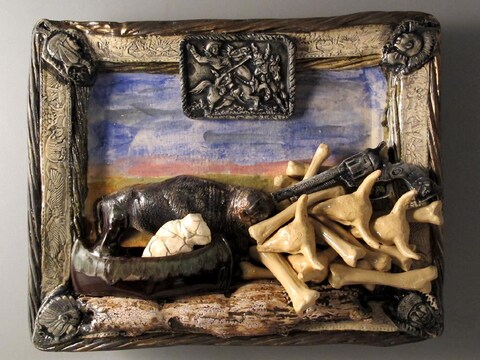 L'oeuvre intitulée Wascana, du céramiste Charley Farrero. Un bison blanc dans un canoë se retrouve devant un tas d'ossements de bison.