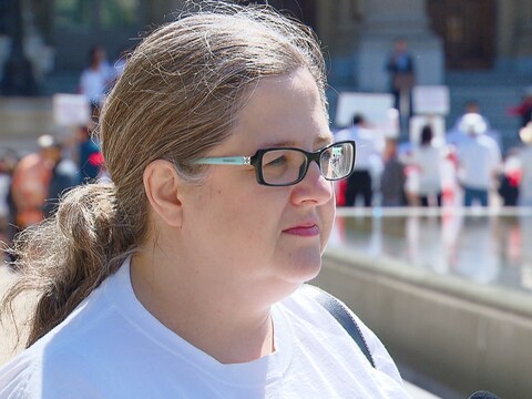 Cris Basualto manifestait contre les emplacements choisis par la Ville d'Edmonton pour les centres d'injection supervisée. Cris Basualto manifestait contre les emplacements choisis par la Ville d'Edmonton pour les centres d'injection supervisée.
