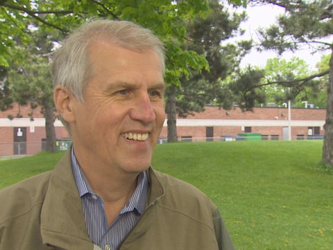 un homme souriant dans un parc un homme souriant dans un parc