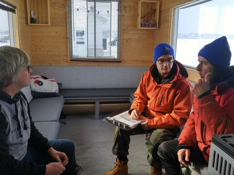 Deux membres du club TERRE procèdent à l'évaluation des besoins en énergie d'une cabane à pêche. Deux membres du club TERRE procèdent à l'évaluation des besoins en énergie d'une cabane à pêche.